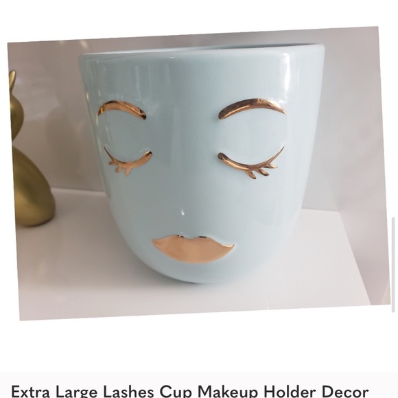 Extra large eyelashes makeup holder decor. - Picture 4 of 4